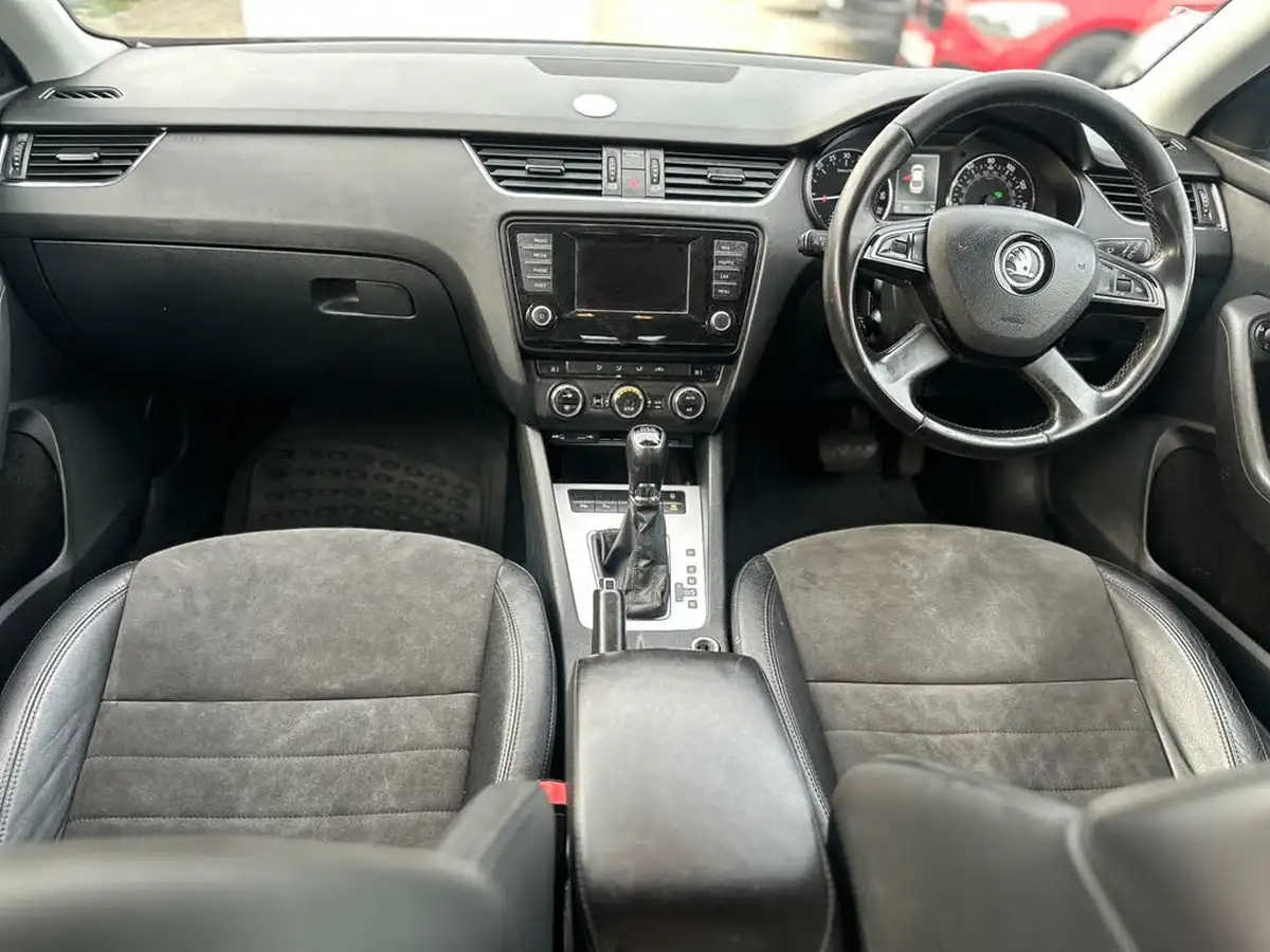2015-skoda-octavia-16tdi-elegance-hatchback-dsg-big-19