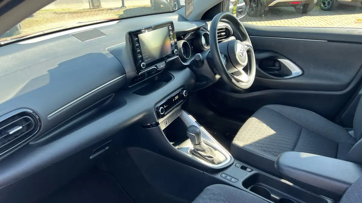 2021-toyota-yaris-15-vvt-i-design-big-11