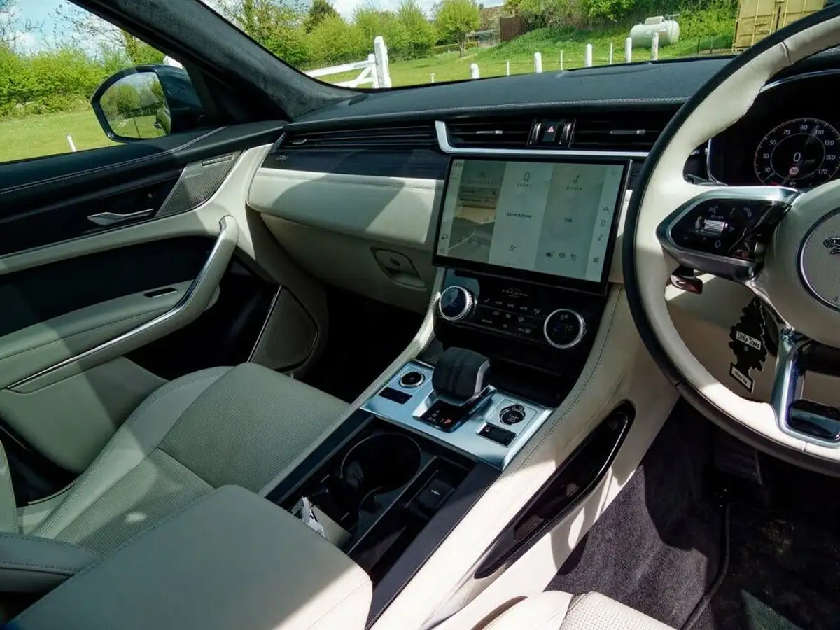 2024-jaguar-f-pace-20-d200-r-dynamic-hse-black-big-34