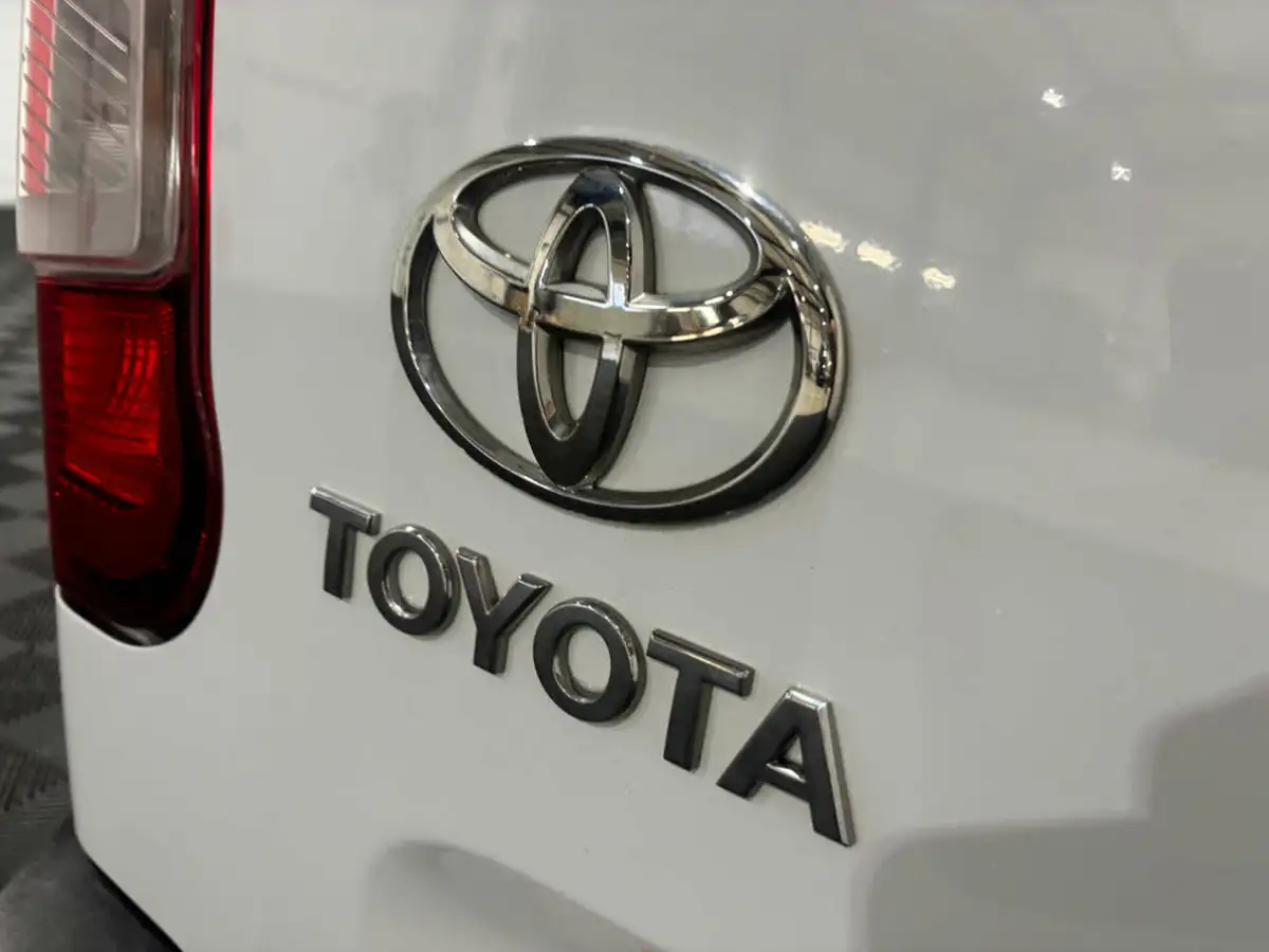 2023-toyota-proace-city-15d-icon-l1-big-33