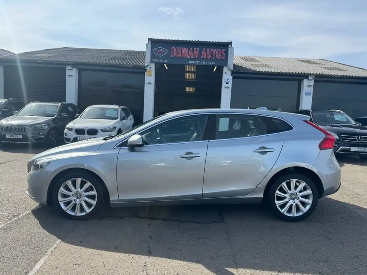 2016-volvo-v40-20td-d2-se-lux-nav-geartronic-big-3