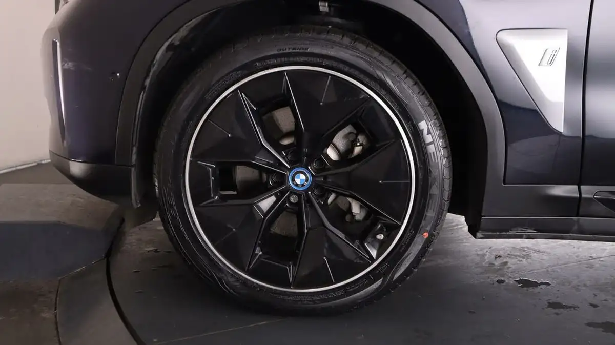 2021-bmw-ix3-e-premier-edition-big-18