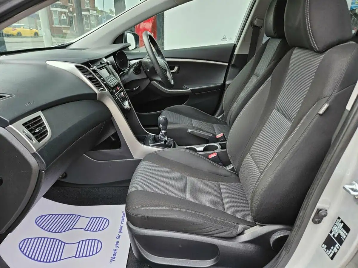 2015-hyundai-i30-16crdi-s-hatchback-big-27