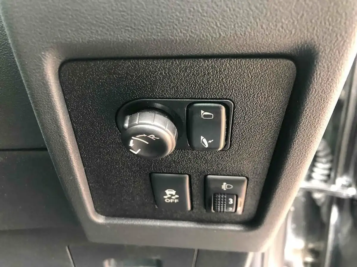 2013-nissan-qashqai-15td-360-big-12