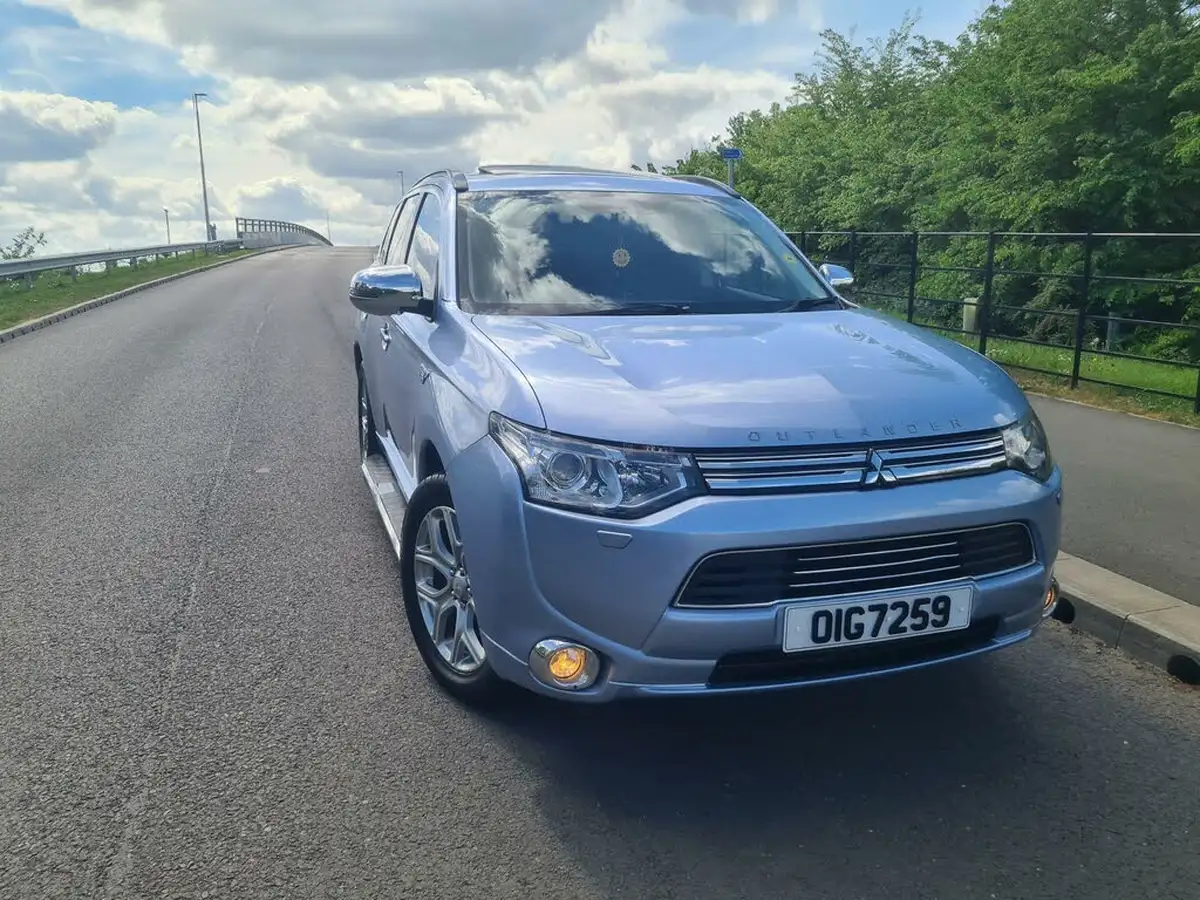 2015-mitsubishi-outlander-20-gx4h-phev-big-2