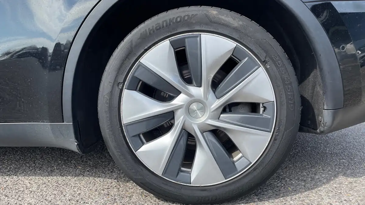 2022-tesla-model-y-e-long-range-big-17