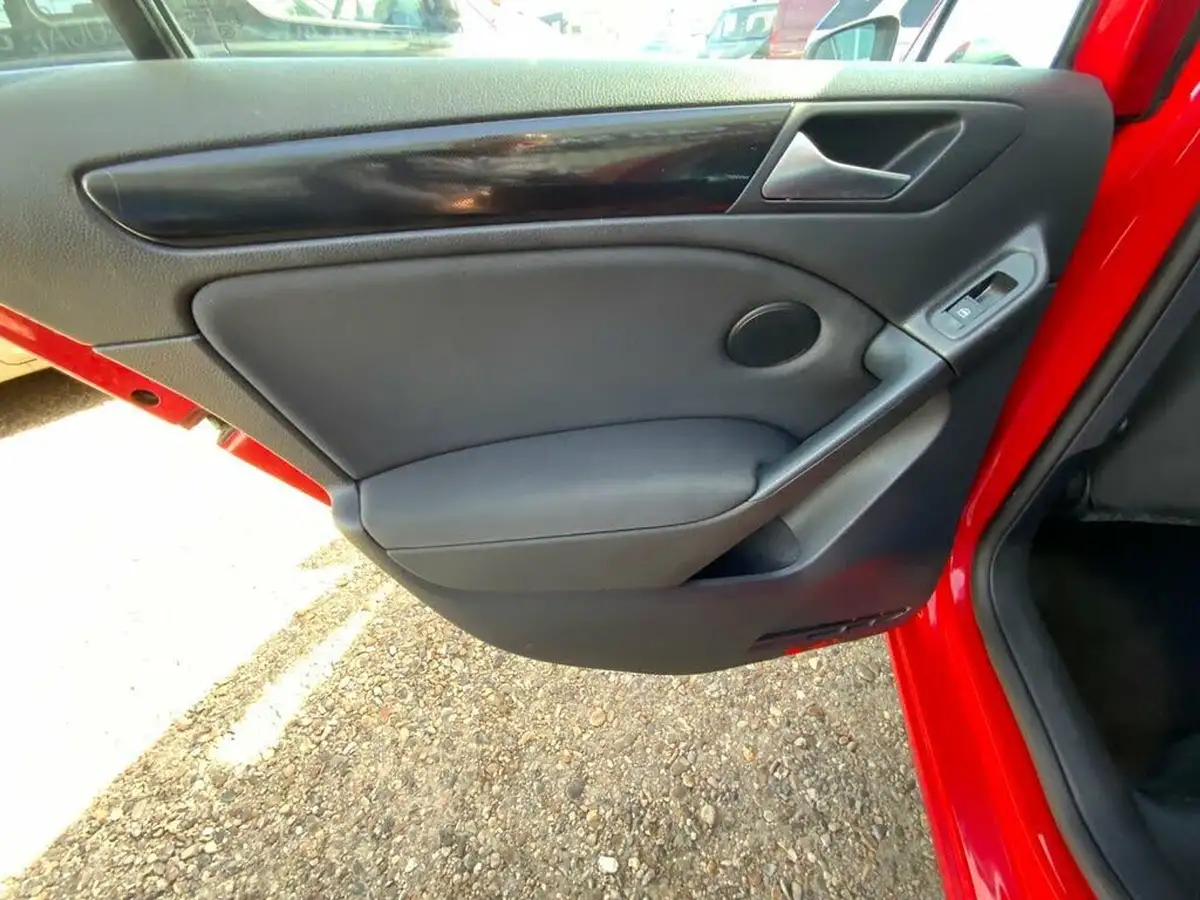 2011-volkswagen-golf-16td-match-5d-big-33