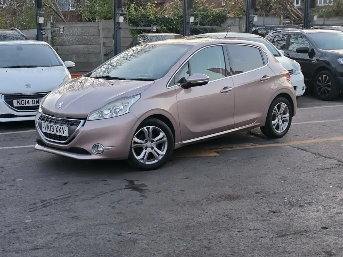 2013-peugeot-208-12-allure-5d-big-5