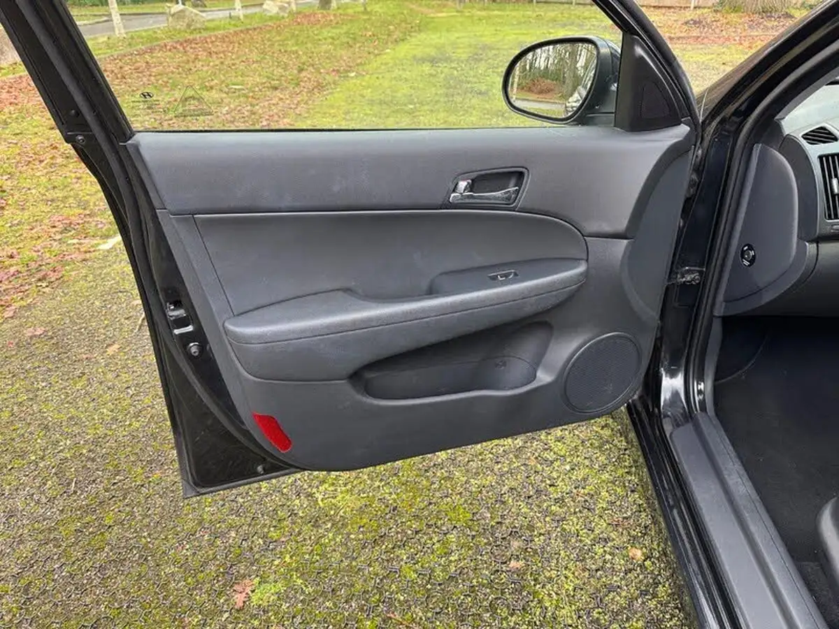 2011-hyundai-i30-16td-premium-16crdi-leather-estate-big-43