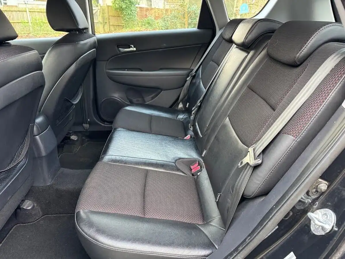 2011-hyundai-i30-16td-premium-16crdi-leather-estate-big-15