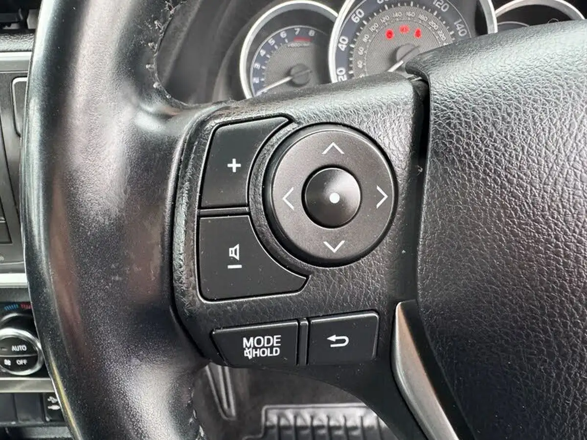 2014-toyota-auris-16-icon-hatchback-multidrive-s-big-27