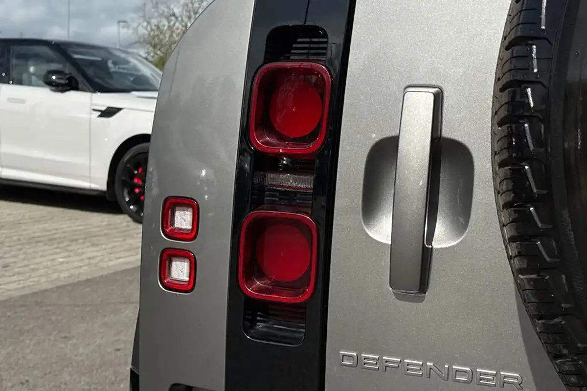 2023-land-rover-110-defender-30-d250-x-dynamic-se-big-28
