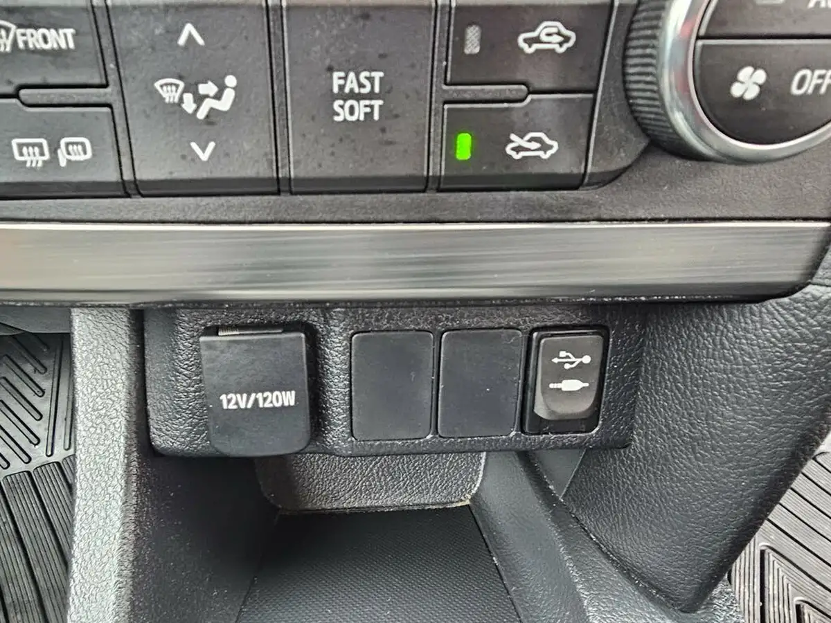 2015-toyota-auris-14td-icon-hatchback-big-22
