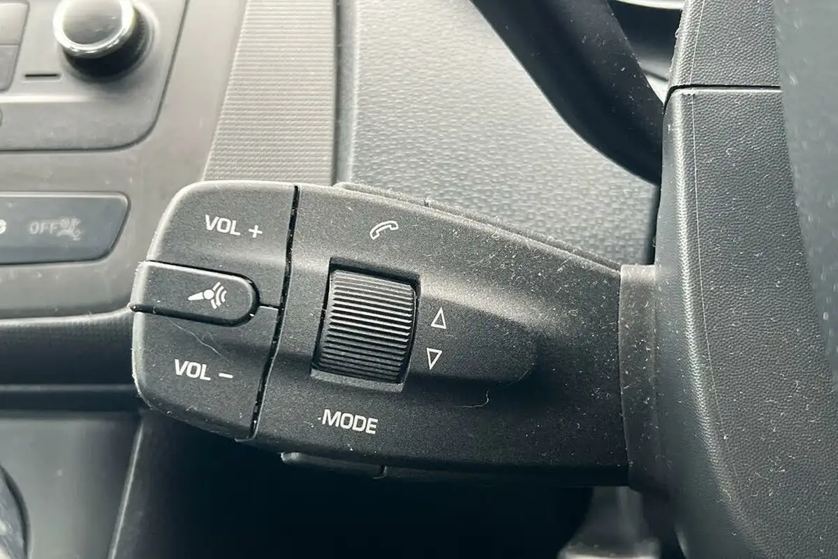2015-seat-ibiza-14-toca-hatchback-5d-big-26