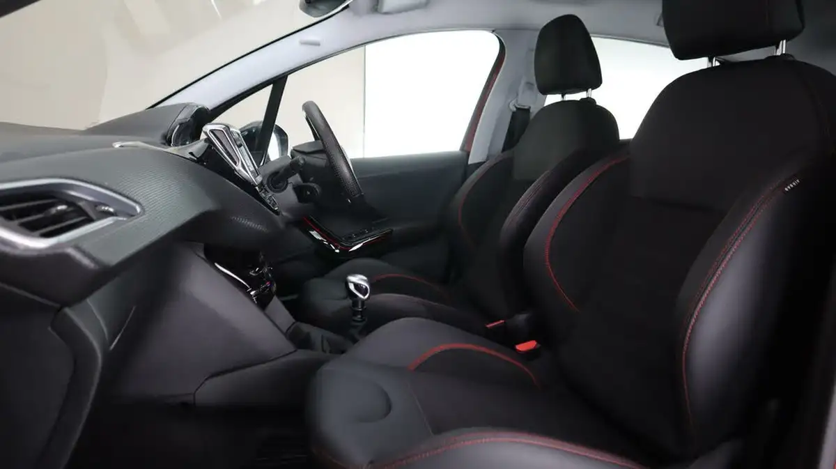2019-peugeot-208-12-puretech-gt-line-110bhp-big-14
