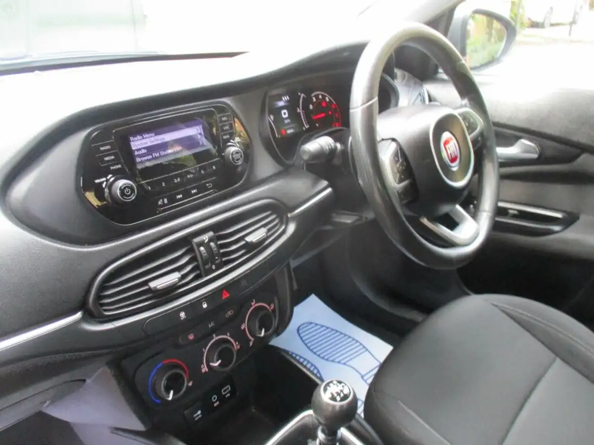 2017-fiat-tipo-14-easy-hatchback-big-29
