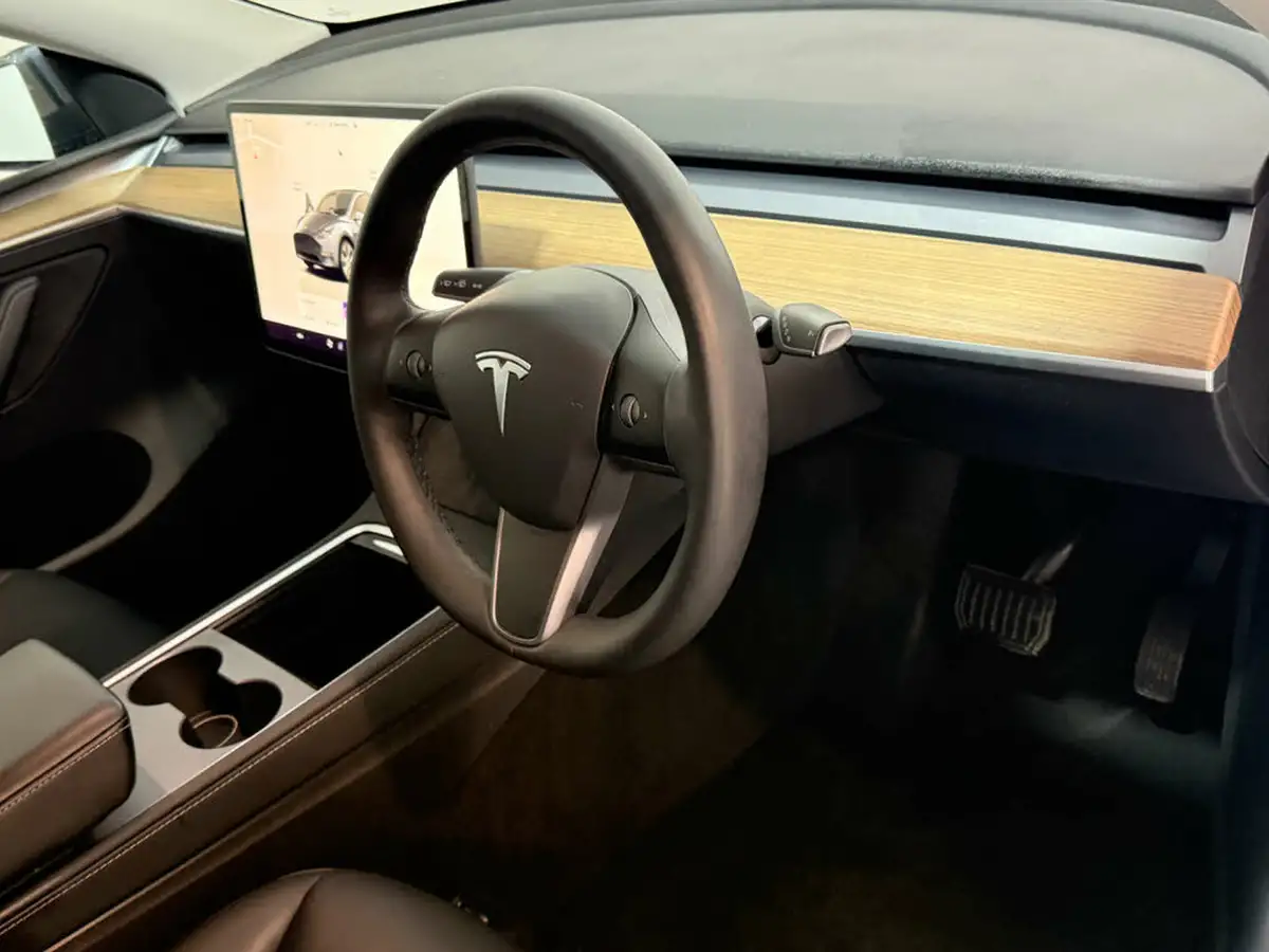 2022-tesla-model-y-e-long-range-big-8