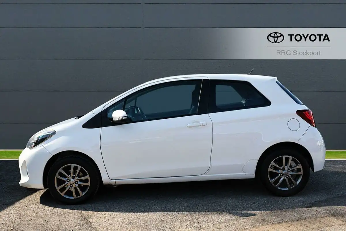 2015-toyota-yaris-133-icon-vvt-i-3d-big-16