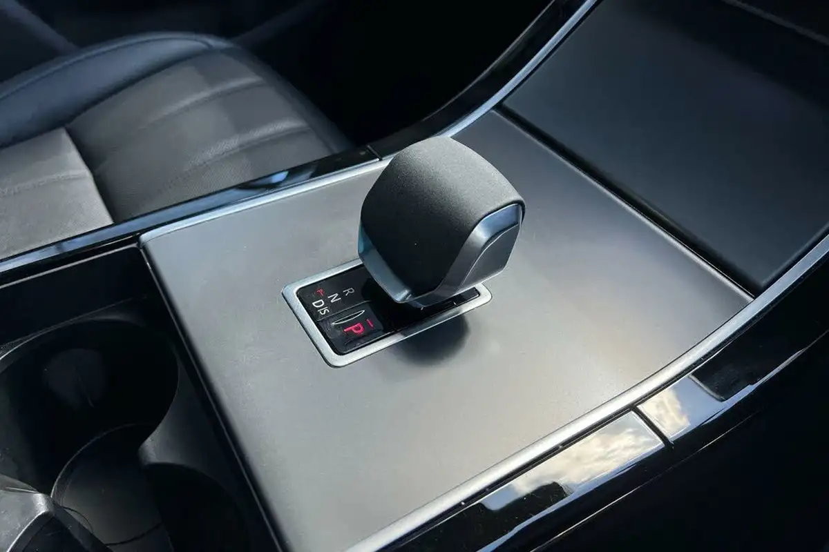 2024-land-rover-range-rover-evoque-15-p300e-dynamic-se-big-24