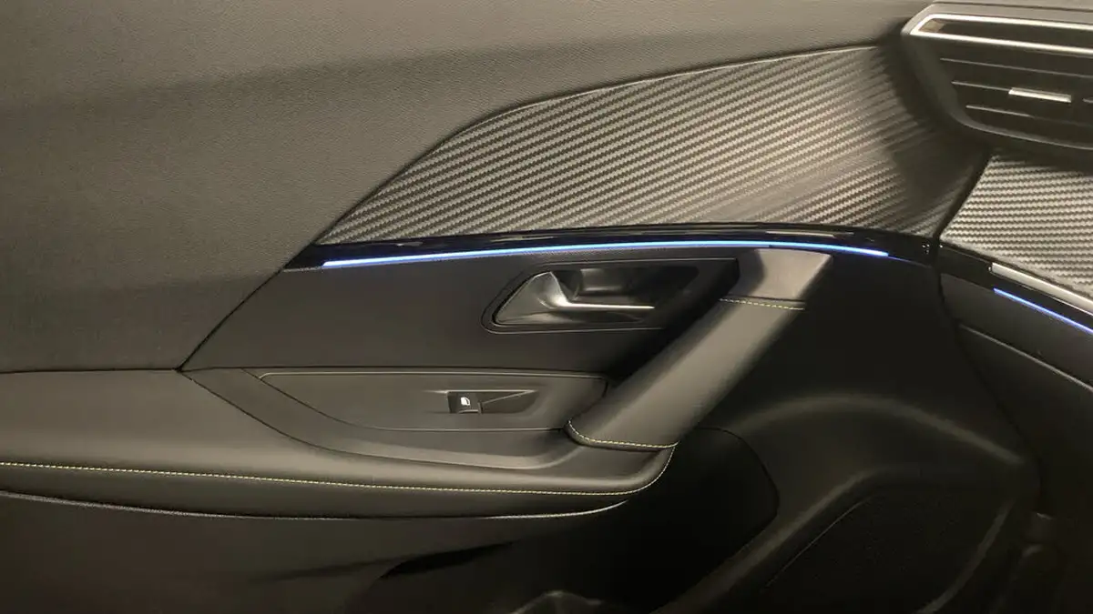 2024-peugeot-2008-suv-e-gt-136ps-50kwh-big-40