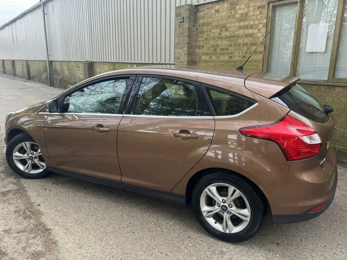 2013-ford-focus-10-zetec-100ps-hatchback-big-9
