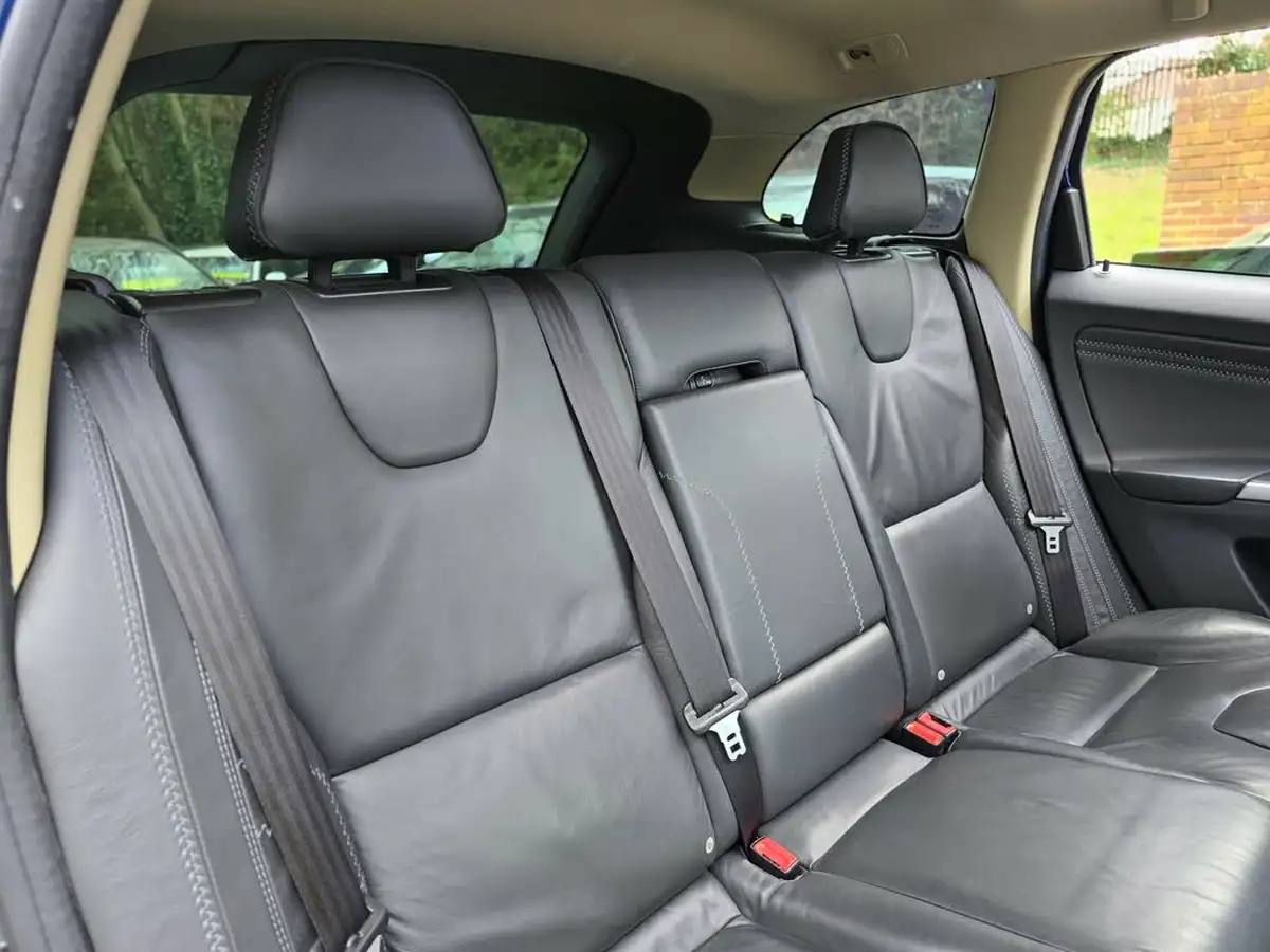 2010-volvo-xc60-20-t5-se-big-27