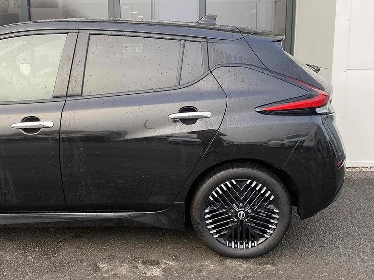 2024-nissan-leaf-e-tekna-39kwh-big-23