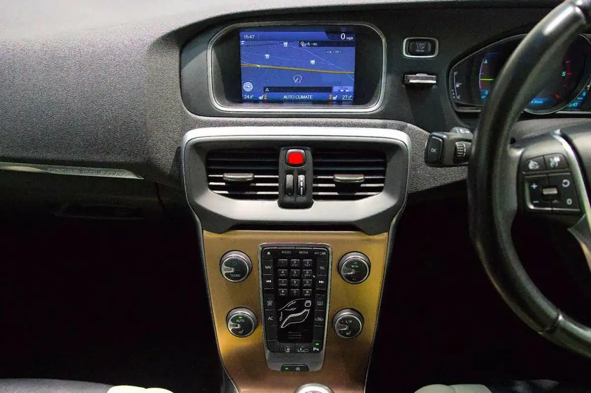 2014-volvo-v40-16td-d2-cross-country-lux-nav-big-24