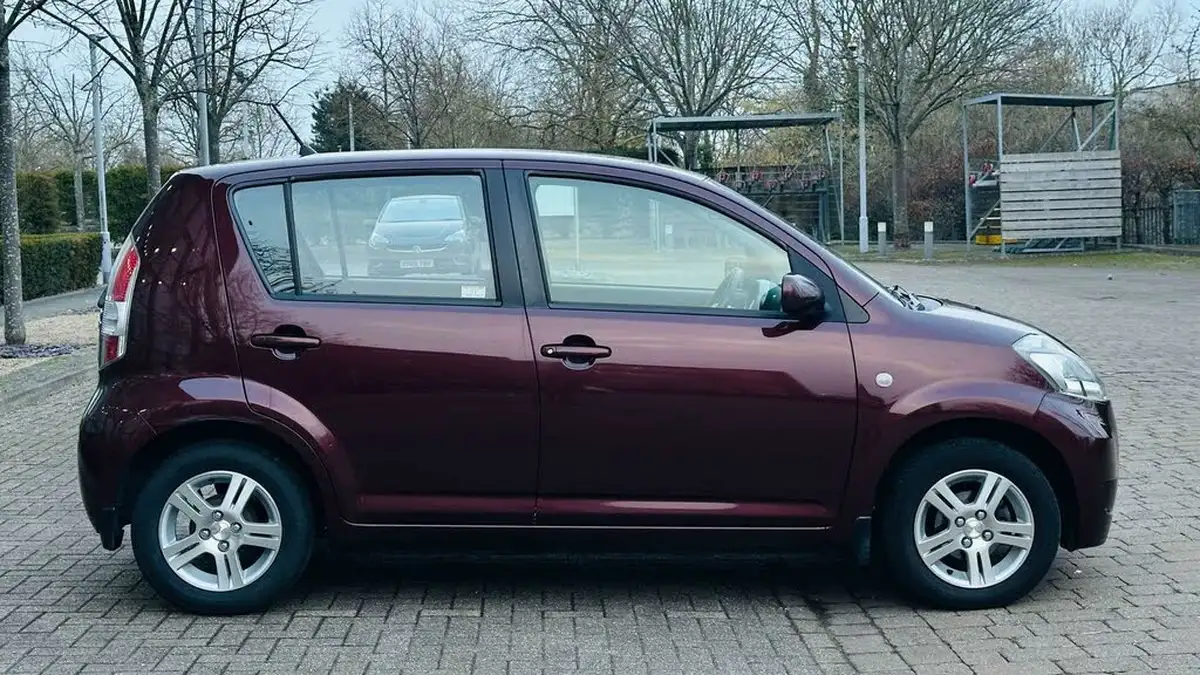 2009-daihatsu-sirion-13-se-big-7