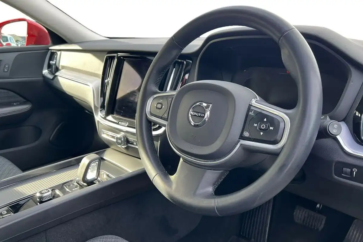 2021-volvo-v60-20-b4-momentum-big-9