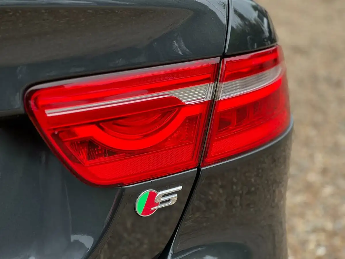 2016-jaguar-xe-30i-v6-sc-s-big-10