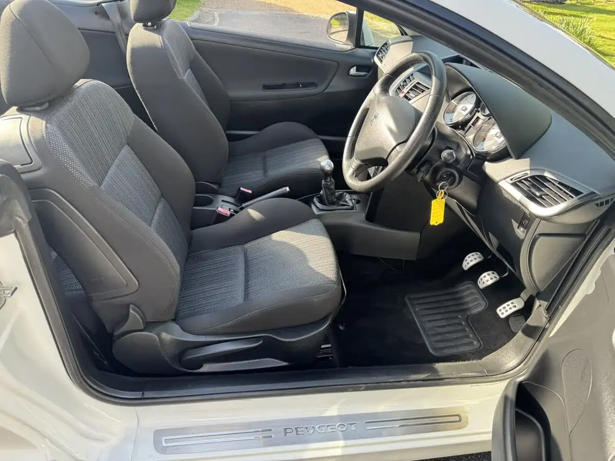 2010-peugeot-207-cc-16-gt-vti-120-09-big-8