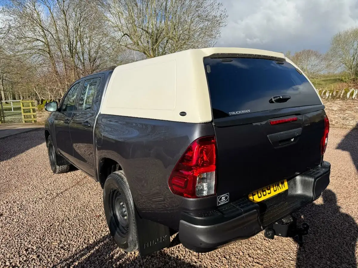 2019-toyota-hi-lux-24d-4d-active-150hpeu6dt-e-35t-double-pick-up-big-2