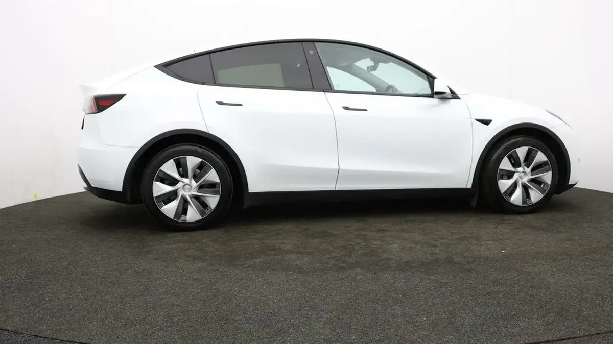 2022-tesla-model-y-e-rwd-big-32