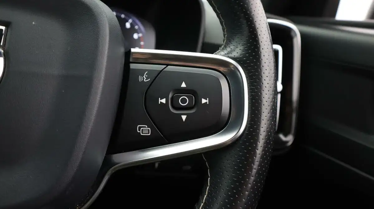 2020-volvo-xc40-15-t3-r-design-big-25