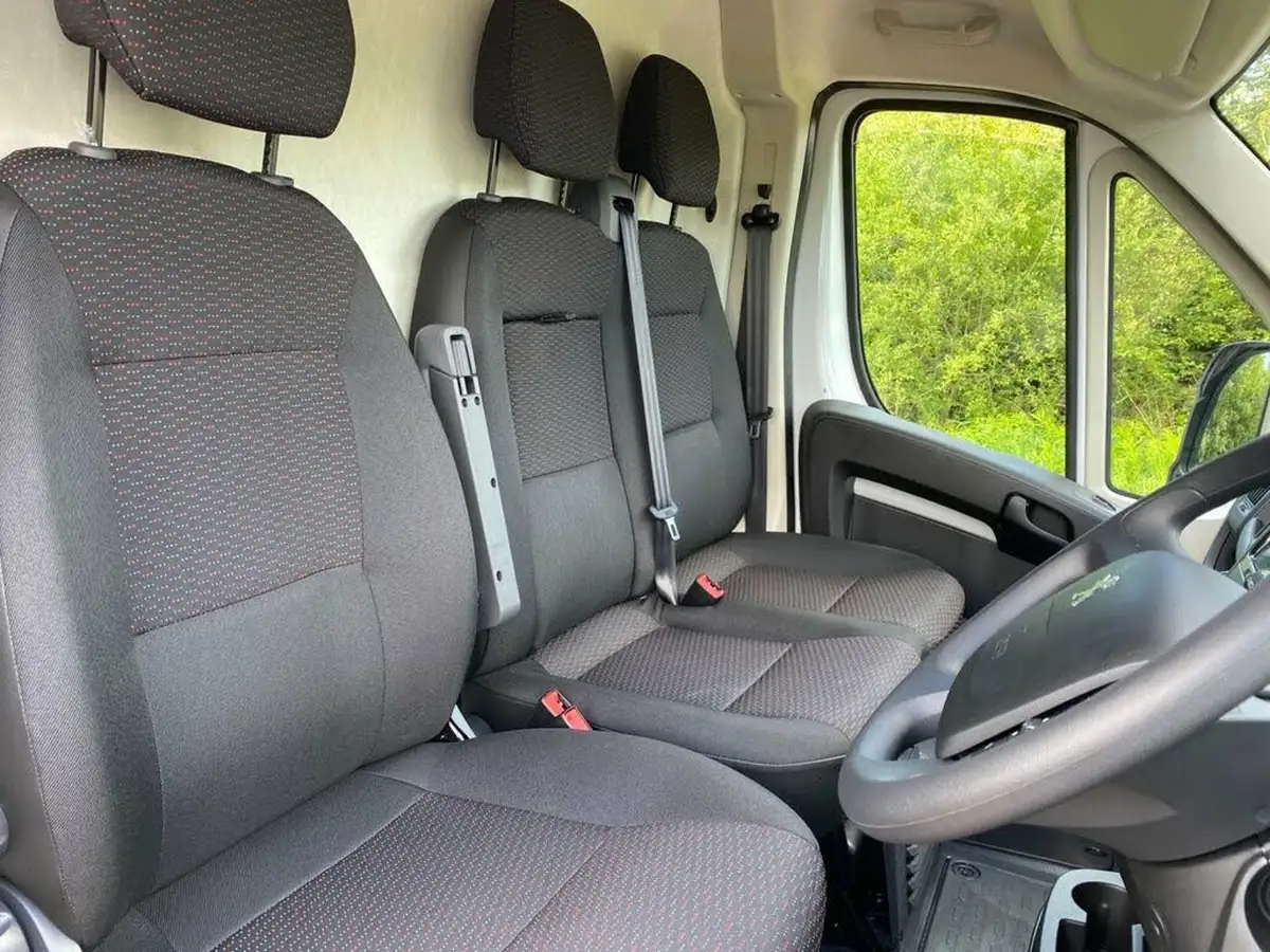 2024-peugeot-boxer-22-bluehdi-professional-premium-335-l3h2-panel-big-30