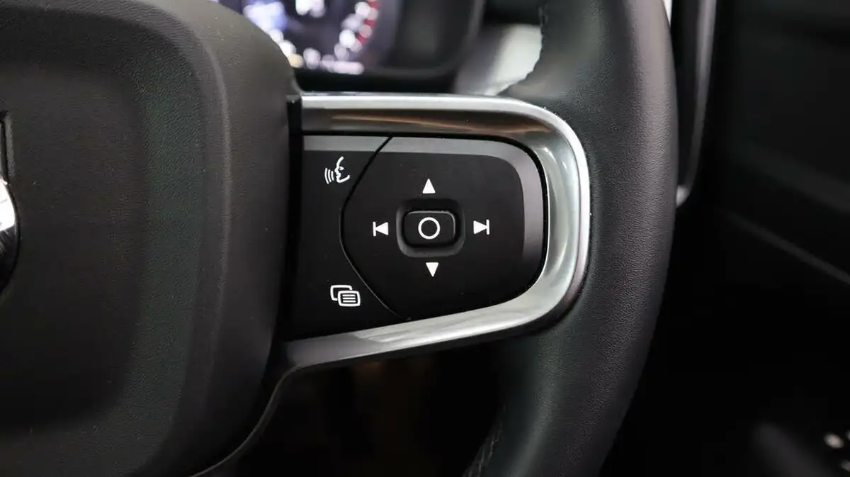2021-volvo-xc40-15-t3-momentum-161bhp-auto-big-23