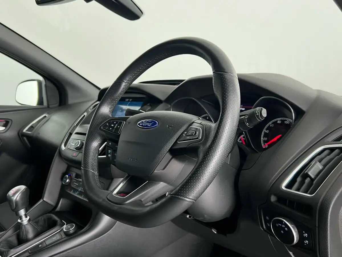 2017-ford-focus-20t-st3-hatchback-big-10