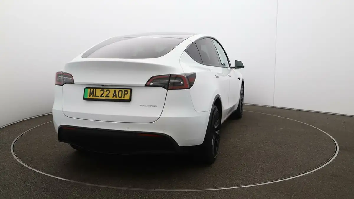 2022-tesla-model-y-e-long-range-big-47