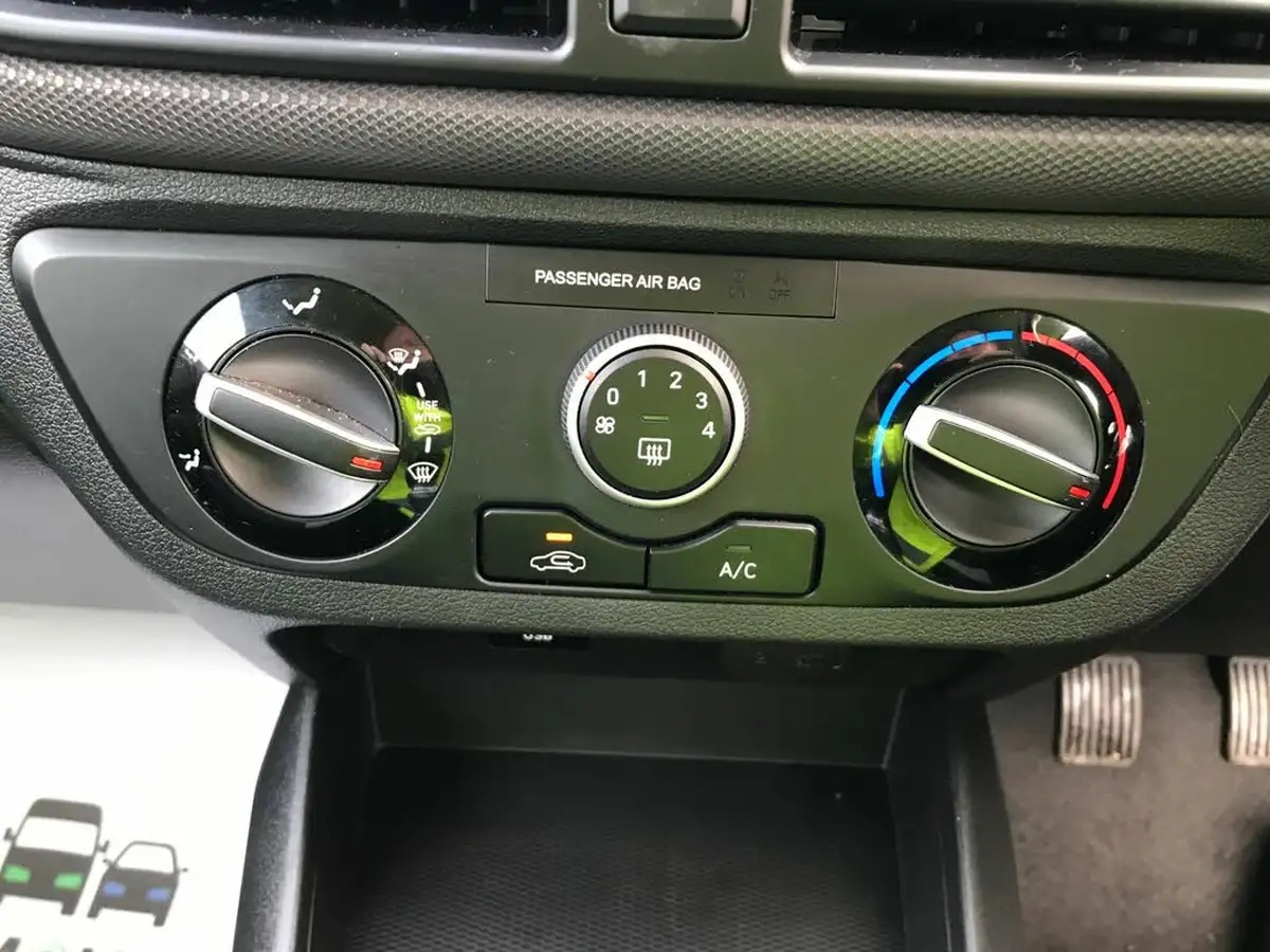 2023-hyundai-i10-10-se-big-19