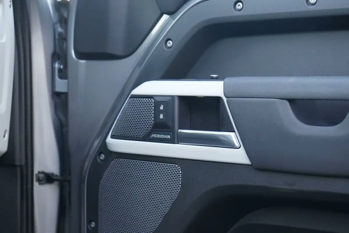 2020-land-rover-110-defender-20-d240-se-110-big-21