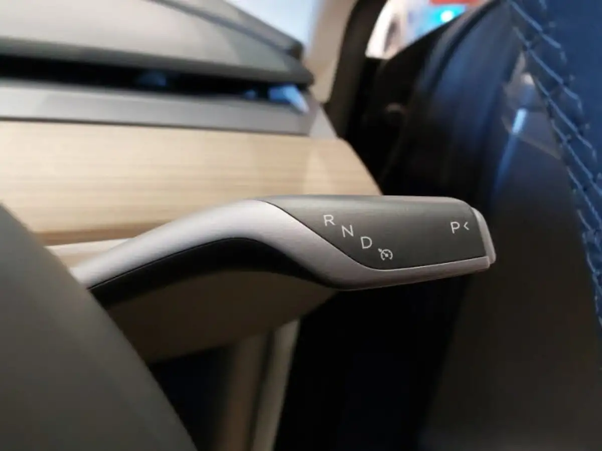 2022-tesla-model-y-e-long-range-big-17