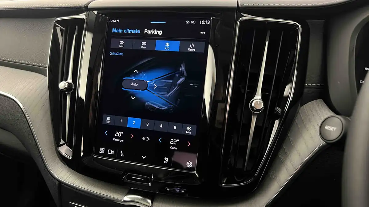 2024-volvo-xc60-20-t8-ultimate-dark-big-20