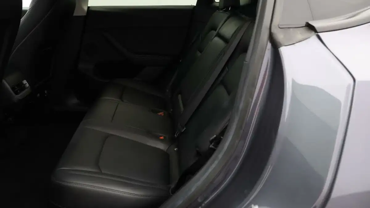 2022-tesla-model-y-e-long-range-big-15