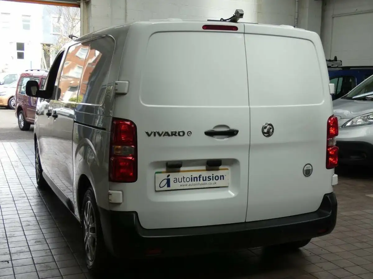 2021-vauxhall-vivaro-big-25