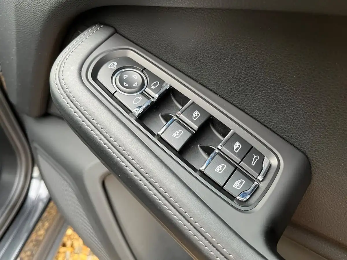 2018-porsche-macan-20-252ps-ss-big-28