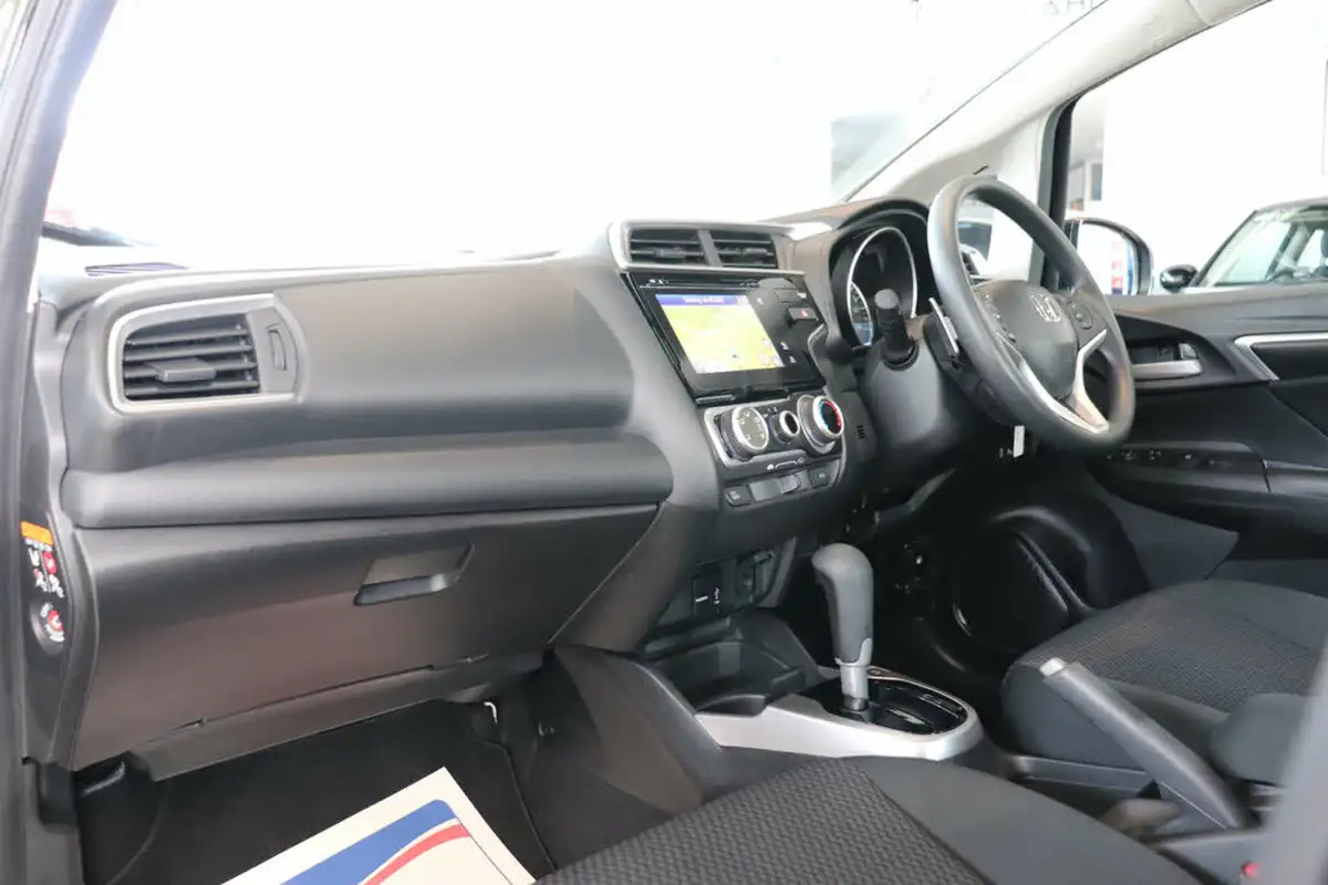 2019-honda-jazz-13-i-vtec-se-navi-cvt-big-3
