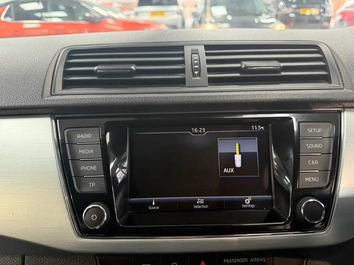 2018-skoda-fabia-10-mpi-colour-edition-big-32