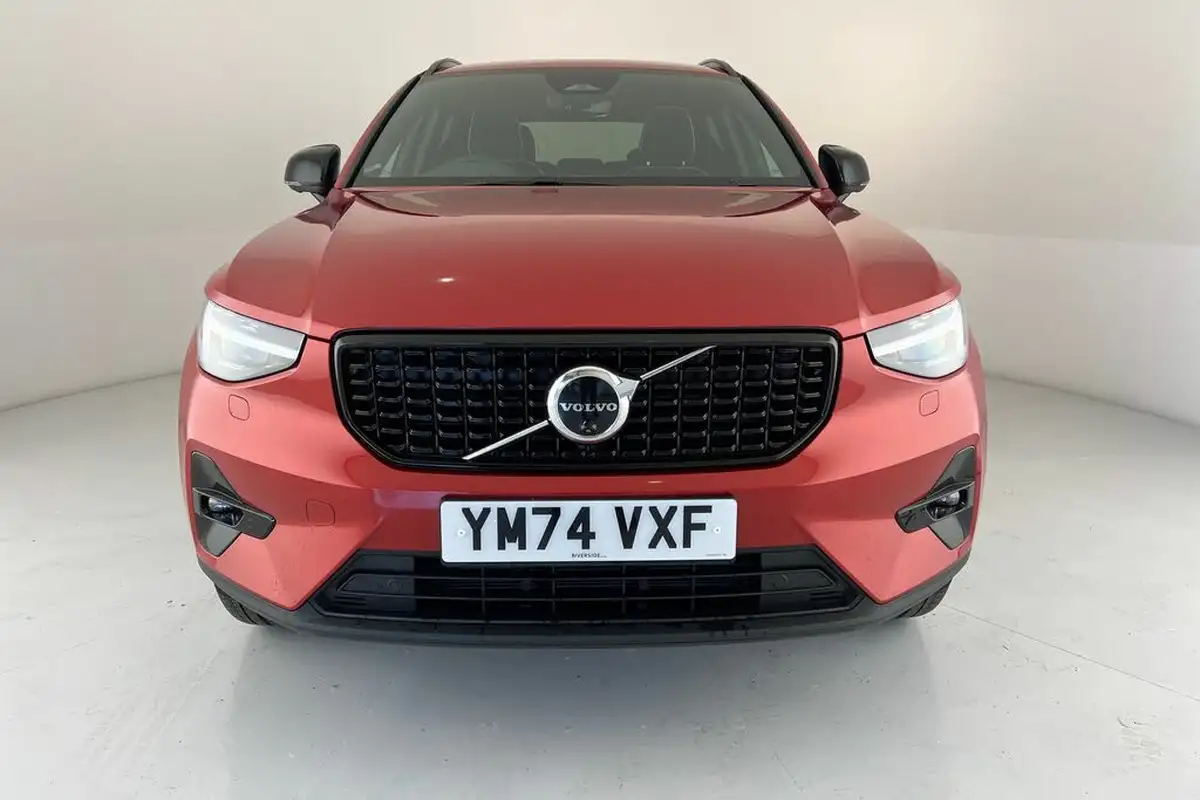 2024-volvo-xc40-20-b4-ultra-bright-big-24