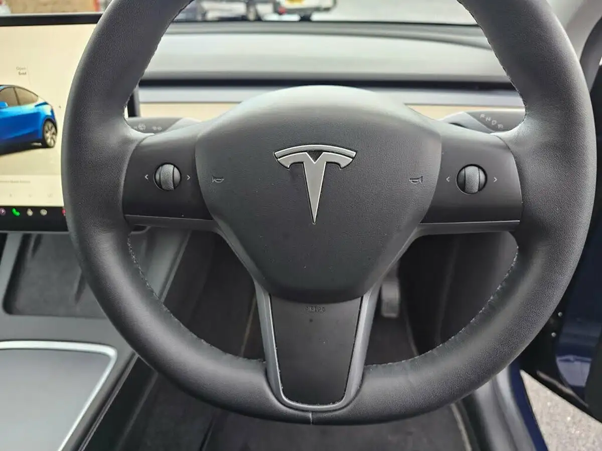 2022-tesla-model-y-e-long-range-big-11